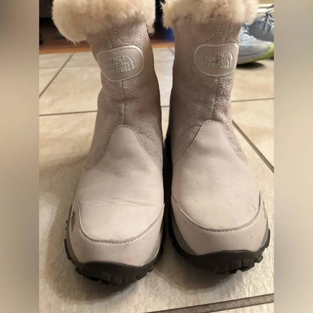 The North Face boots 200 gram primaloft insulation women’s size 6